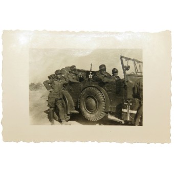 DAK-soldater från Maschinengewehrkompanie ( mot) med Kübelwagen. Espenlaub militaria